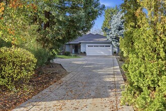 1137 Riverrock Way in Medford, OR - Building Photo - Building Photo