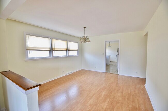 3341 W Pratt Ave-Unit -3 in Lincolnwood, IL - Building Photo - Building Photo