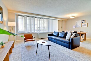 2111 Richmond Hwy in Arlington, VA - Building Photo