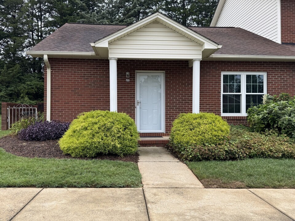102 Brandywine Dr in Conover, NC - Foto de edificio