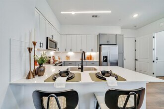 1601 Mustang Dr in Marble Falls, TX - Foto de edificio - Building Photo