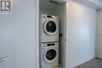 9-2219 Mabelle Ave in Toronto, ON - Building Photo - Building Photo