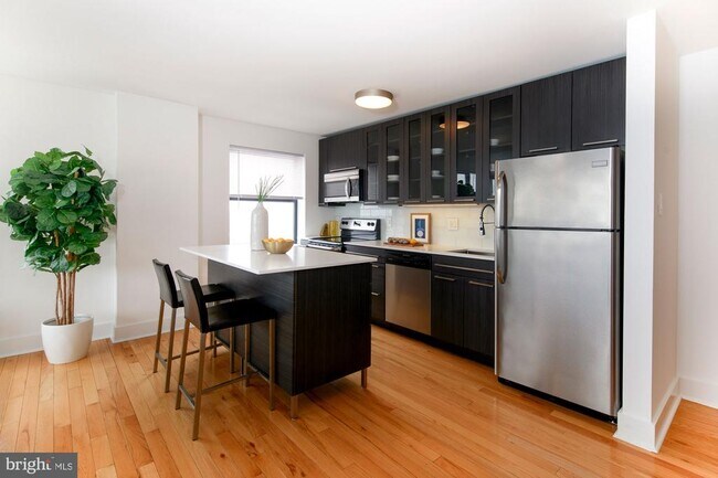 property at 633 W Rittenhouse St