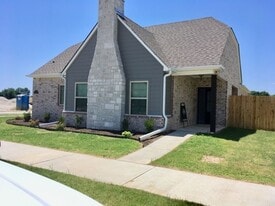 203 N Powderhorn Dr in Fayetteville, AR - Building Photo