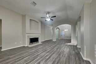 90 S Dreamweaver Cir in Spring, TX - Building Photo
