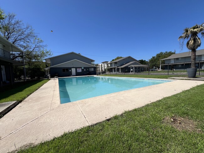 Palm Square Apartments in San Marcos, TX - Building Photo - Building Photo