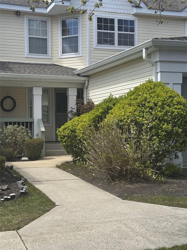 40 Commodore Cir in Port Jefferson Station, NY - Building Photo - Building Photo