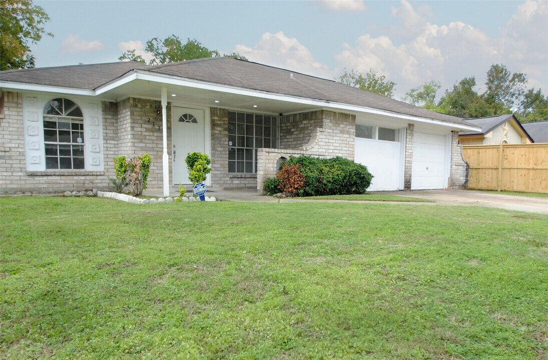 2135 Bunzel St in Houston, TX - Building Photo