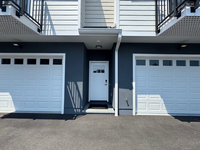 239 Henry St in Stamford, CT - Building Photo - Building Photo