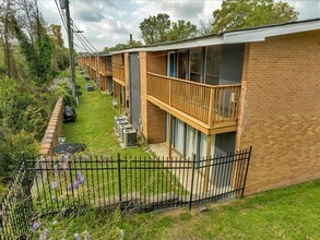 Pines on Vineville in Macon, GA - Foto de edificio - Building Photo