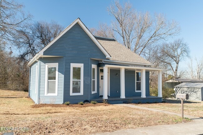 570 Monroe St in Madisonville, TN - Foto de edificio - Building Photo