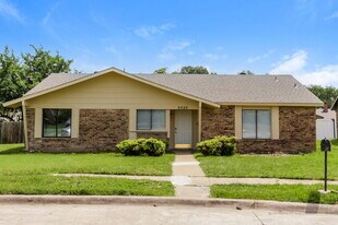2505 Crown Cir in Garland, TX - Building Photo