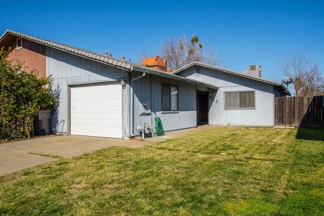 854 Del Oro St in Woodland, CA - Building Photo - Building Photo