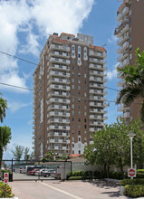 Malaga Towers in Hallandale Beach, FL - Building Photo - Building Photo