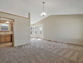 812 S Red Oaks Cir in Wichita, KS - Building Photo - Building Photo