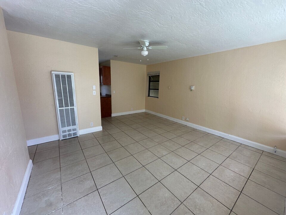 1368 8th St in West Palm Beach, FL - Building Photo