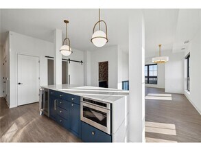 4917 Eden Ave in Edina, MN - Foto de edificio - Building Photo