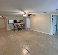 3001 58th Ave S, Unit 805 in St. Petersburg, FL - Foto de edificio - Building Photo