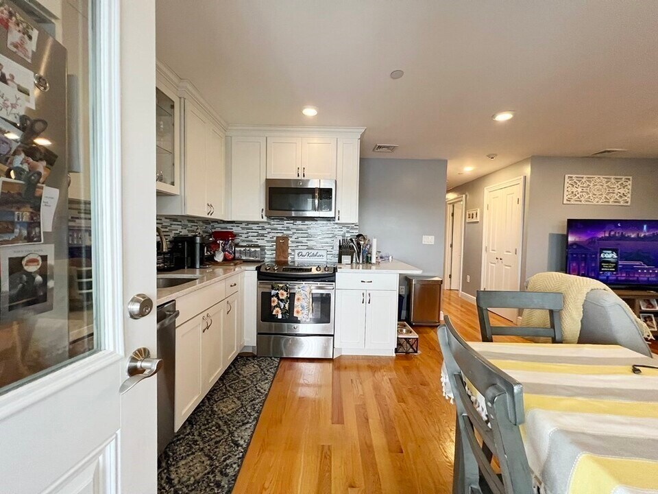214 E Eagle St in Boston, MA - Building Photo