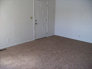 1021 W Lakeside Dr in Moses Lake, WA - Building Photo - Building Photo