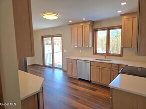 7 Pineview Ct in Waterford, NY - Building Photo - Building Photo