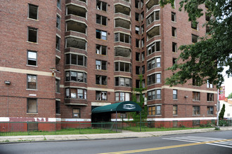 Genesis Towers in Newark, NJ - Foto de edificio - Building Photo