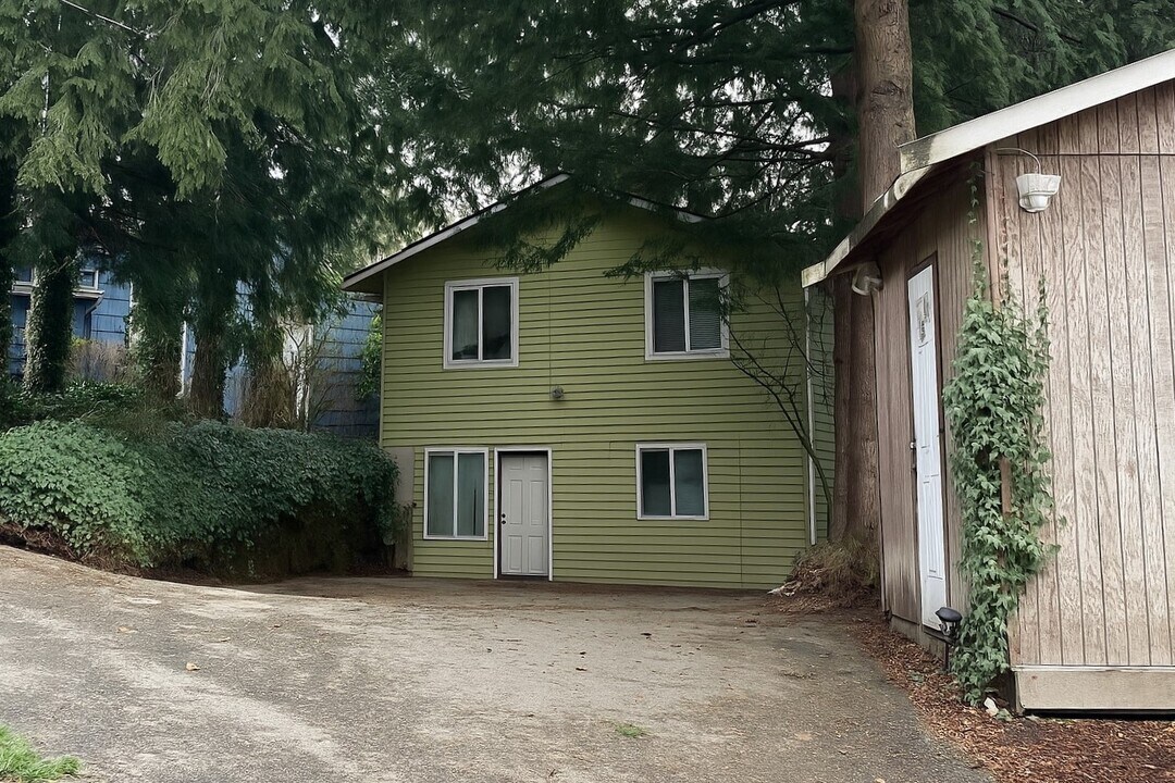 521 Kenosia Ave S in Kent, WA - Foto de edificio