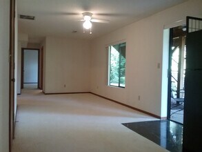 18035 Upper Midhill Dr, Unit Garden Apartment in West Linn, OR - Foto de edificio - Building Photo