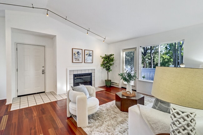 242 Marina Lakes Dr, Unit 242 Marina Lakes in Richmond, CA - Building Photo - Building Photo