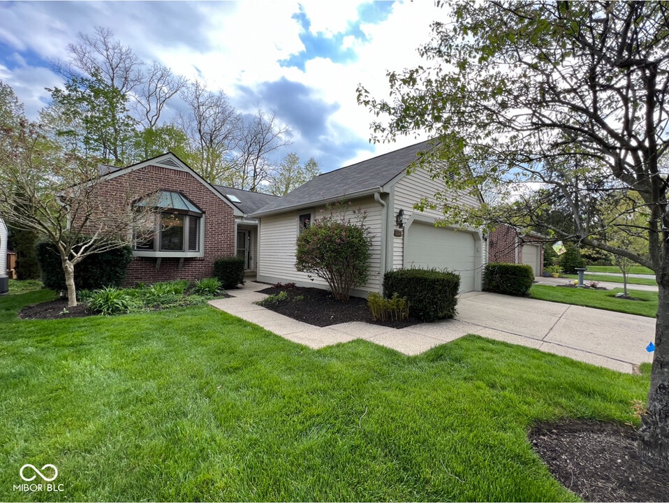 1727 Creekside Ln W in Carmel, IN - Building Photo
