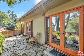15511 Woodcrest Dr in Los Angeles, CA - Building Photo - Building Photo