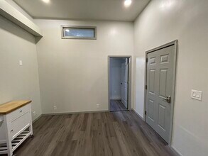 1013 St Paul St, Unit 1F in Baltimore, MD - Building Photo - Building Photo