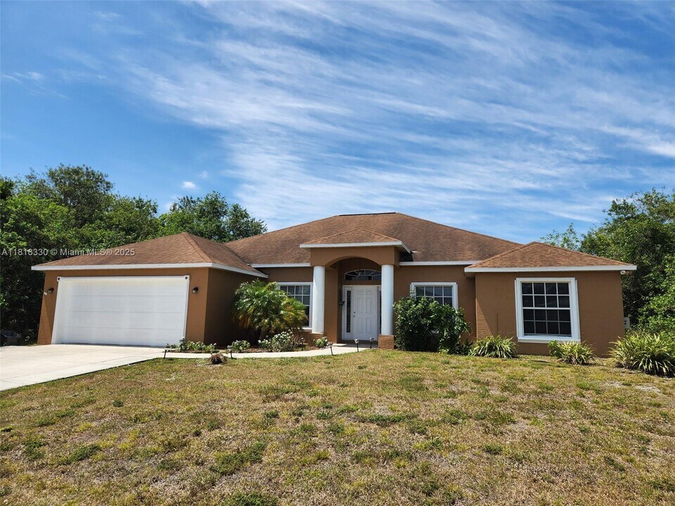 4272 SW Dido Dr in Port St. Lucie, FL - Building Photo