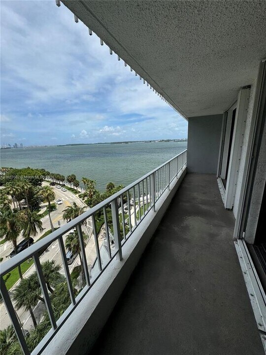 200 SE 15th Rd in Miami, FL - Building Photo