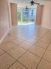 8590 Sunrise Lakes Blvd in Sunrise, FL - Foto de edificio - Building Photo