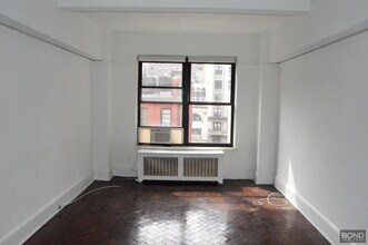 160 W 73rd St in New York, NY - Building Photo - Building Photo