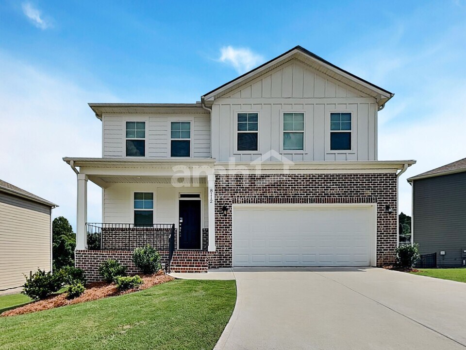 8112 Brookbend Dr in Douglasville, GA - Foto de edificio