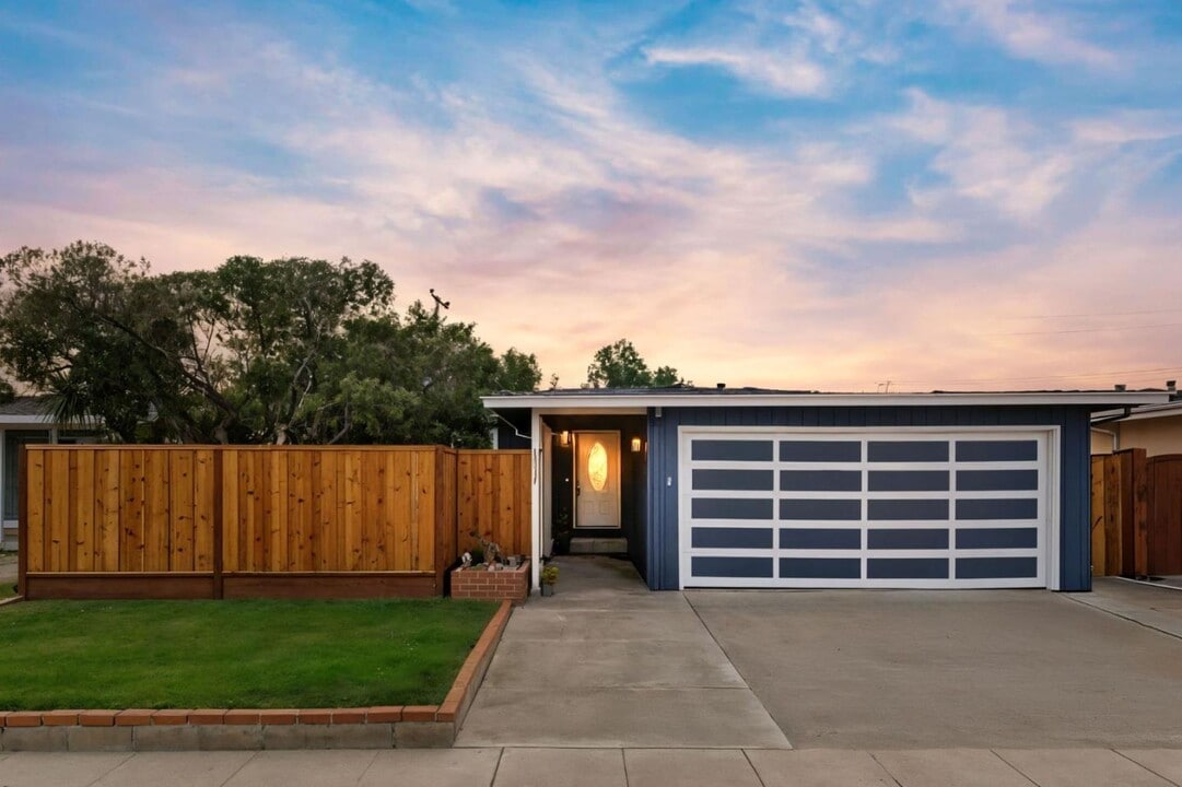 1717 Brooks St in San Mateo, CA - Building Photo