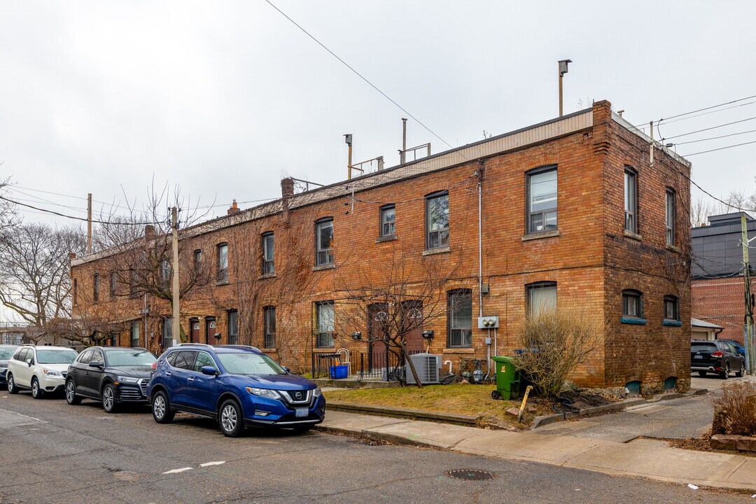 1 Geoffrey St in Toronto, ON - Building Photo