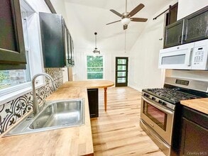 765 Meadow Rd in Smithtown, NY - Foto de edificio - Building Photo