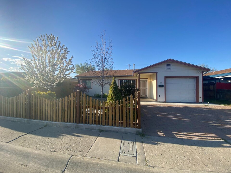 605 Cranleigh Dr in Reno, NV - Foto de edificio