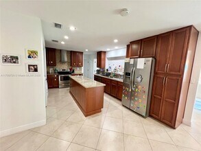 101 SW 58th Ave in Plantation, FL - Building Photo - Building Photo