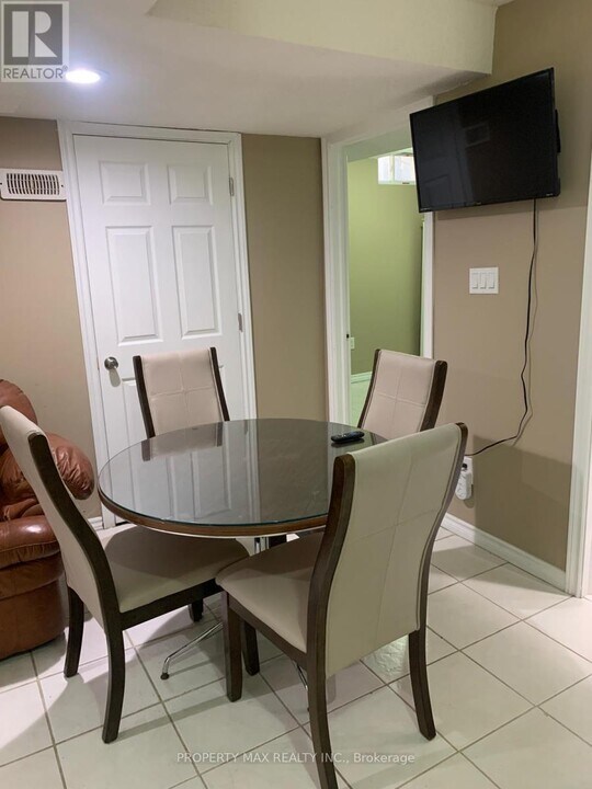 24 White Tail Crescent in Brampton, ON - Building Photo