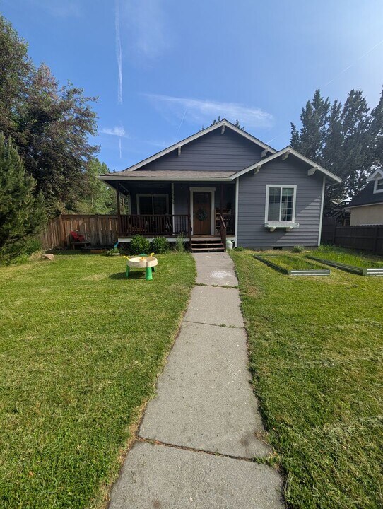 1564 NW Elgin Ave in Bend, OR - Building Photo