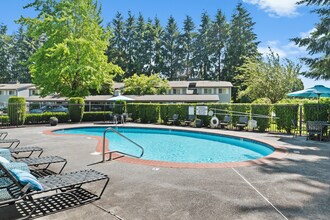 Crossroads at Meridian Apartments in Puyallup, WA - Building Photo - Building Photo