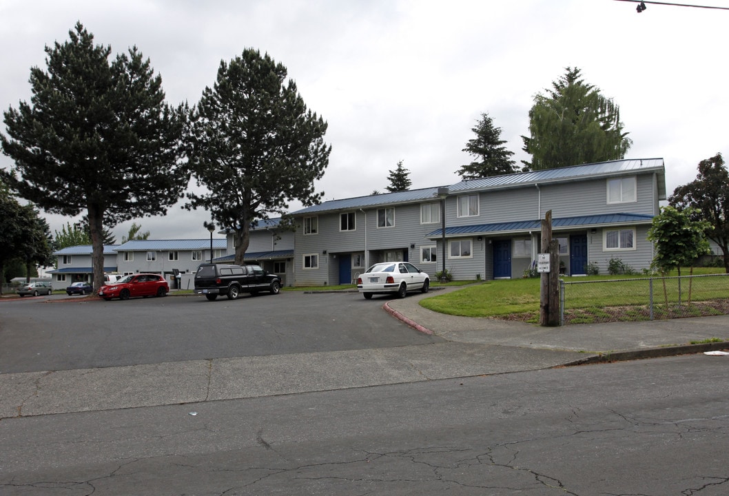 Stark Manor Apartments in Gresham, OR - Building Photo