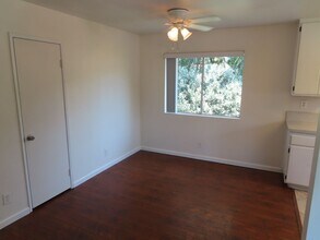 4537 Spring St in La Mesa, CA - Foto de edificio - Building Photo