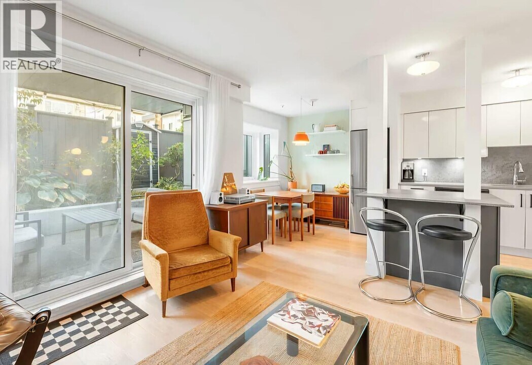 2133 Dundas St in Vancouver, BC - Building Photo