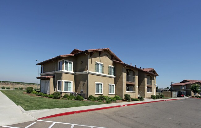 Villa Escondido in Orange Cove, CA - Building Photo - Building Photo