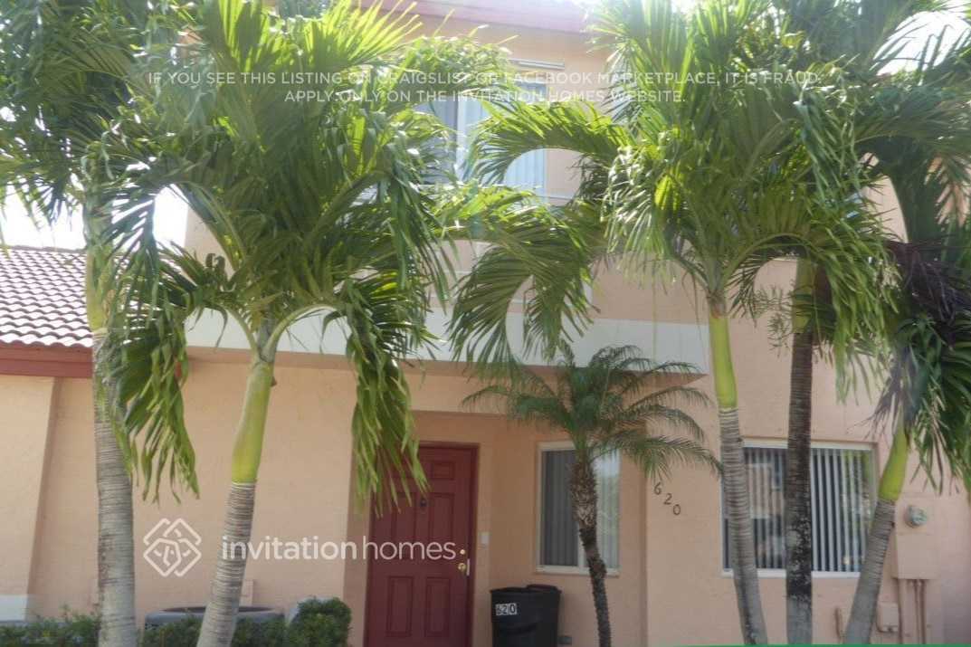 620 208th Cir in Pembroke Pines, FL - Building Photo